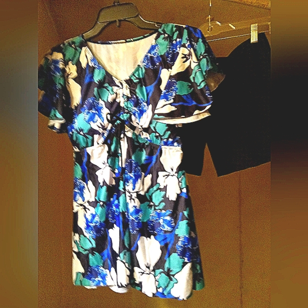 Adorable 2 piece bathing suit in size large. Blue, black and white
